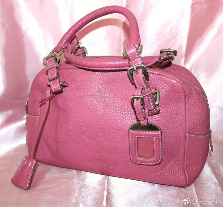 {娛樂城}(国际品牌女包prada普拉达多少钱)